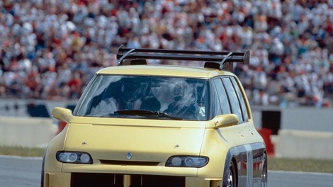 Družinski enoprostorec med genialno uporabnostjo in dirkaško norostjo