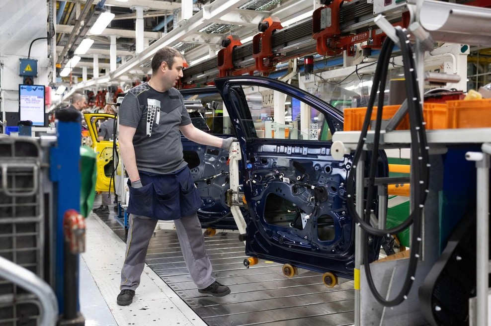 Še eden od velikanov se je odločil pošteno skrčiti razvojni kader. Toliko inženirjev bodo odpustili pri francoski znamki (foto: Profimedia)