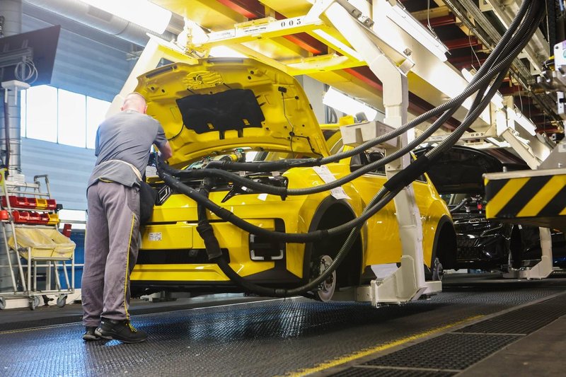 Še eden od velikanov se je odločil pošteno skrčiti razvojni kader. Toliko inženirjev bodo odpustili pri francoski znamki