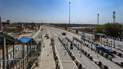 Postavili so lažno cestninsko postajo in pobirali cestnino. Neverjetno je, koliko časa tega ni nihče opazil