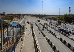 Postavili so lažno cestninsko postajo in pobirali cestnino. Neverjetno je, koliko časa tega ni nihče opazil