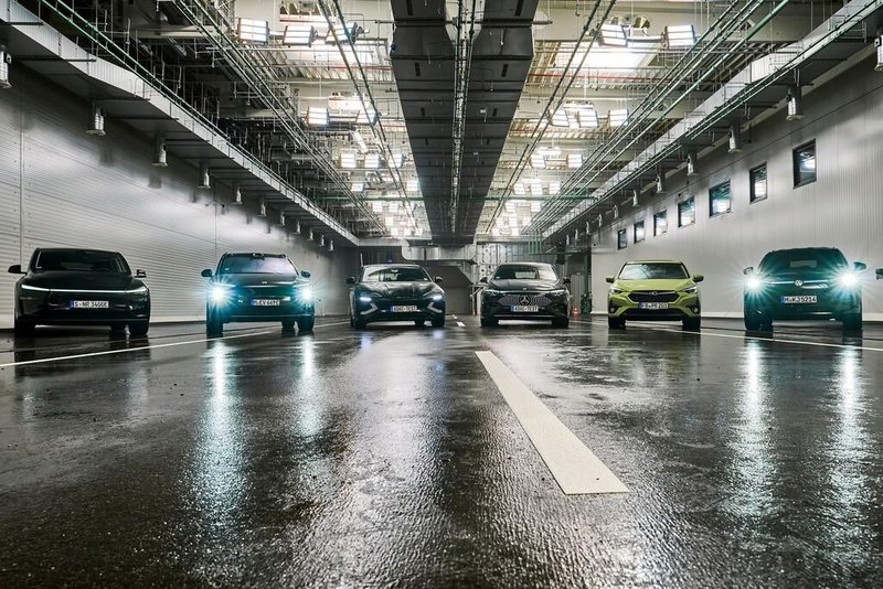 Megla in dež razkrivata nevarno slabost sodobnih avtomobilov