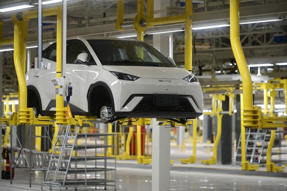 Tovarne na madžarskem še niti niso dobro zagnali, ko se je nanjo že vsul plaz kritik. Preverite, kaj so naredili narobe (foto: Profimedia)