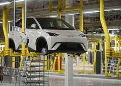 Tovarne na Madžarskem še niti niso dobro zagnali, ko se je nanjo že vsul plaz kritik. Preverite, kaj so naredili narobe