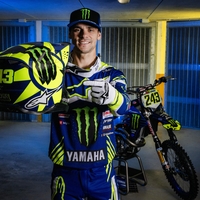 Poklon Tima Gajserja legendarnemu motociklistu. Poglejte v kakšni opravi bo ta konec tedna v Italiji vozil slovenski as