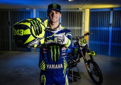 Poklon Tima Gajserja legendarnemu motociklistu. Poglejte v kakšni opravi bo ta konec tedna v Italiji vozil slovenski as