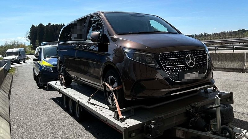 Policisti so ustavili pogrebno vozilo in vozniku v trenutku izstavili gromozanski račun. To je šlo narobe ...