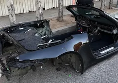 Kultnega kabrioleta sredi ulice razstavili na prafaktorje. Nikomur ni jasno, kako jim je to dejansko uspelo