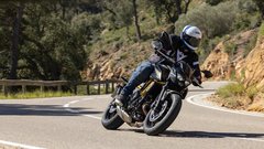 
                                                         Ta boljši od dvojčkov - test Kawasaki Z650S (2026)