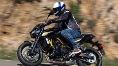 
                                                         Ta boljši od dvojčkov - test Kawasaki Z650S (2026)