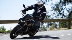 
                                                         Ta boljši od dvojčkov - test Kawasaki Z650S (2026)