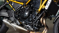 
                                                         Ta boljši od dvojčkov - test Kawasaki Z650S (2026)