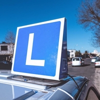 Razkrite presunljive podrobnosti iz avtošol: grozil, da bo ubila otroka, omenjal njeno telo, z menstruacijo pa prestopil vse meje