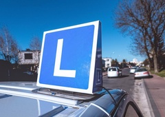 Razkrite presunljive podrobnosti iz avtošol: grozil, da bo ubila otroka, omenjal njeno telo, z menstruacijo pa prestopil vse meje