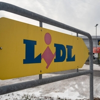 Zdaj se je še Lidl vključil v 'reševanje' globalne naftne krize: med kupce deli bencin, toda vsi niso navdušeni