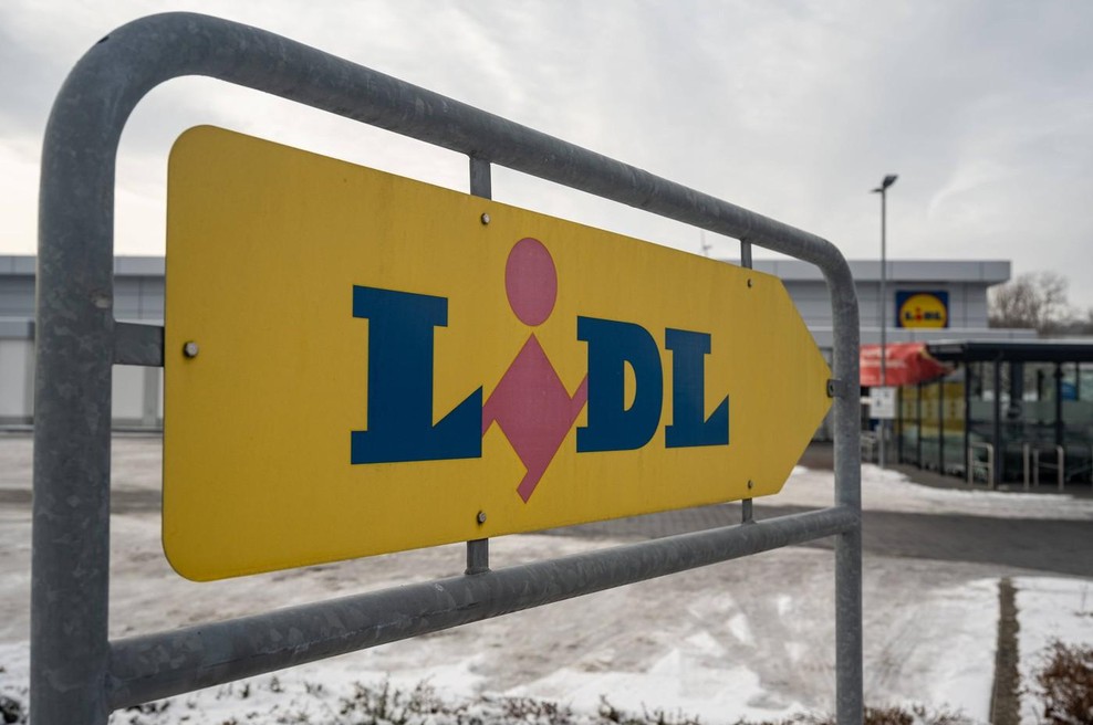 Zdaj se je še Lidl vključil v 'reševanje' globalne naftne krize: med kupce deli bencin, toda vsi niso navdušeni (foto: Profimedia)
