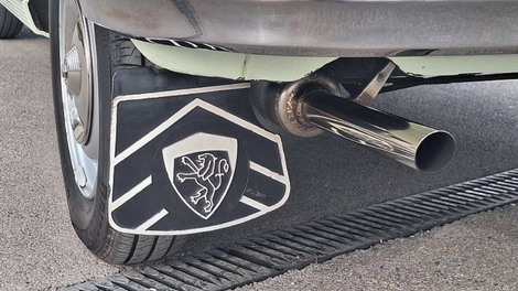 prodaja slovenija skoraj 60 let peugeot 11000 evrov zgodovina