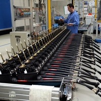 Nov hud udarec za avtomobilsko industrijo v regiji: znano podjetje bo zaprlo obrat, na cesti številni Slovenci