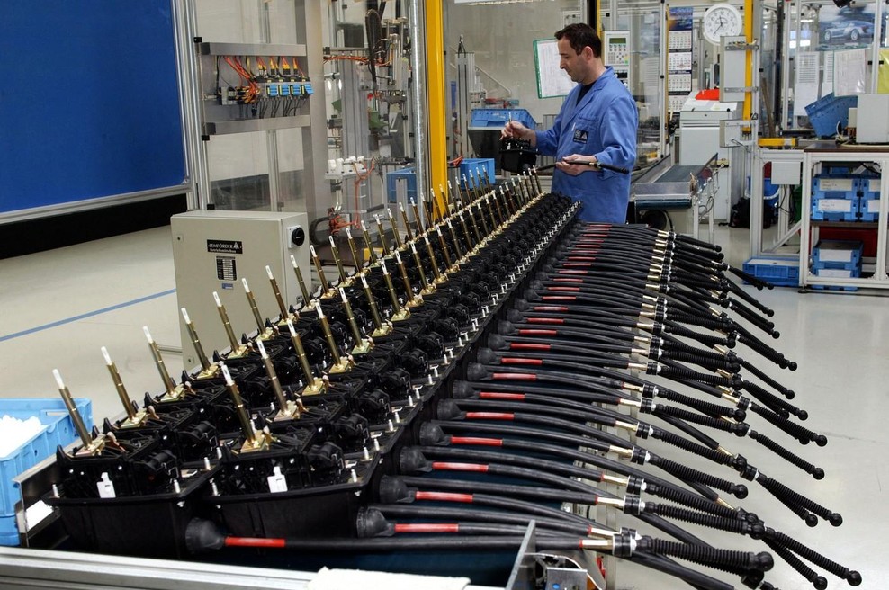 Nov hud udarec za avtomobilsko industrijo v regiji: znano podjetje bo zaprlo obrat, na cesti številni Slovenci (foto: Profimedia)