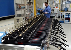 Nov hud udarec za avtomobilsko industrijo v regiji: znano podjetje bo zaprlo obrat, na cesti številni Slovenci