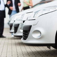 Ženska si je ogledovala avtomobile, a se ni odločila za nakup: nato prejela telefonski klic, po katerem je ostala brez besed