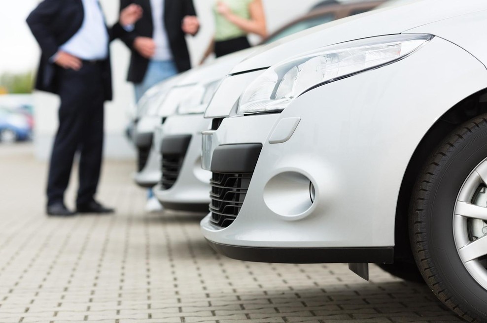 Ženska si je ogledovala avtomobile, a se ni odločila za nakup: nato prejela telefonski klic, po katerem je ostala brez besed (foto: Profimedia)