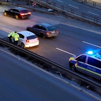 Rutinska akcija na avtocesti v Nemčiji vodila do osupljivega odkritja: ko so videli, kaj moška prevažata v avtu, so ju takoj aretirali