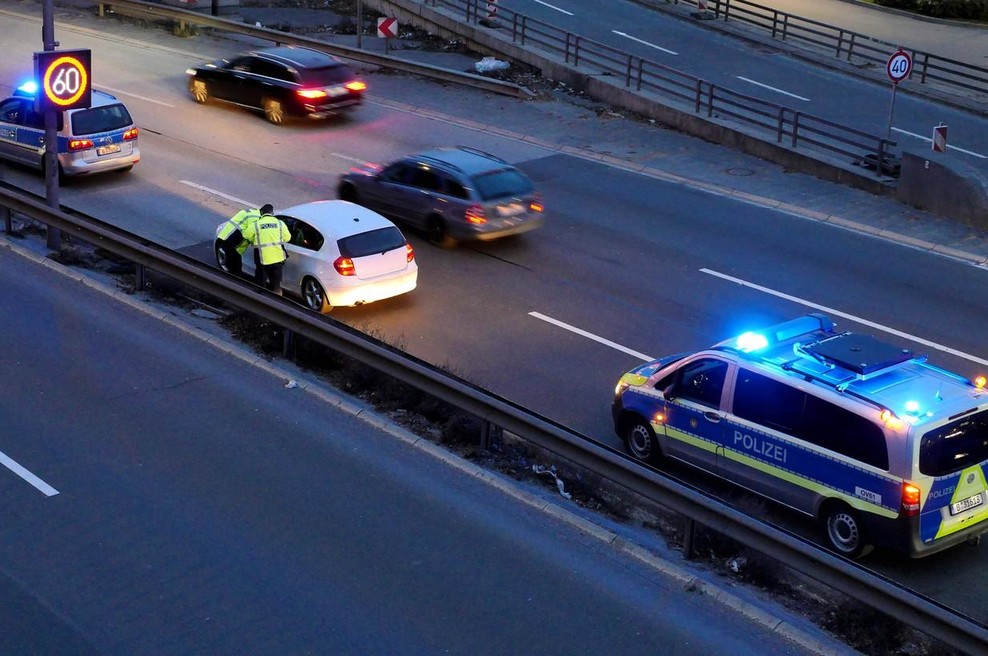 Rutinska akcija na avtocesti v Nemčiji vodila do osupljivega odkritja: ko so videli, kaj moška prevažata v avtu, so ju takoj aretirali (foto: Profimedia)