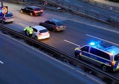 Rutinska akcija na avtocesti v Nemčiji vodila do osupljivega odkritja: ko so videli, kaj moška prevažata v avtu, so ju takoj aretirali