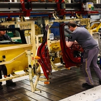 Paradoks v Sloveniji priljubljenega avtomobilskega giganta: prihodki cvetijo, inženirji ostajajo brez dela