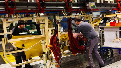 renault tovarna prihodki zaposleni paradoks francija