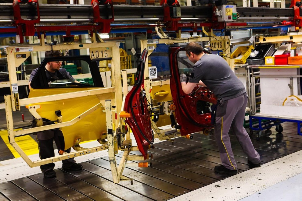 renault tovarna prihodki zaposleni paradoks francija