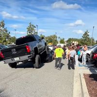 "Ni ga videla in je kar vozila naprej. Čez njega!" V bizarni nesreči terenec prevozil superšportnika (VIDEO)