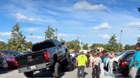 chevrolet lamborghini nesreca parkirisce monster truck zda