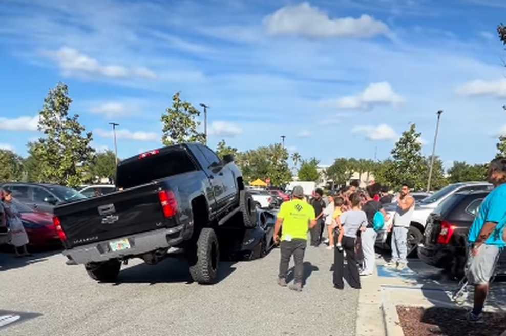"Ni ga videla in je kar vozila naprej. Čez njega!" V bizarni nesreči terenec prevozil superšportnika (VIDEO) (foto: Instagram/posnetek zaslona)