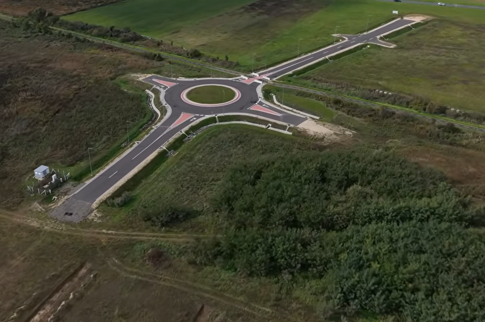 Zgodba, ki bega Evropo: 50 km od Lendave stoji krožišče, ni vodi ... nikamor! (foto: YouTube/posnetek zaslona)