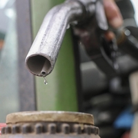 Izumljeno pred skoraj 100 leti: morda veste, zakaj je na vrhu ročke za točenje goriva luknjica s kanalom?