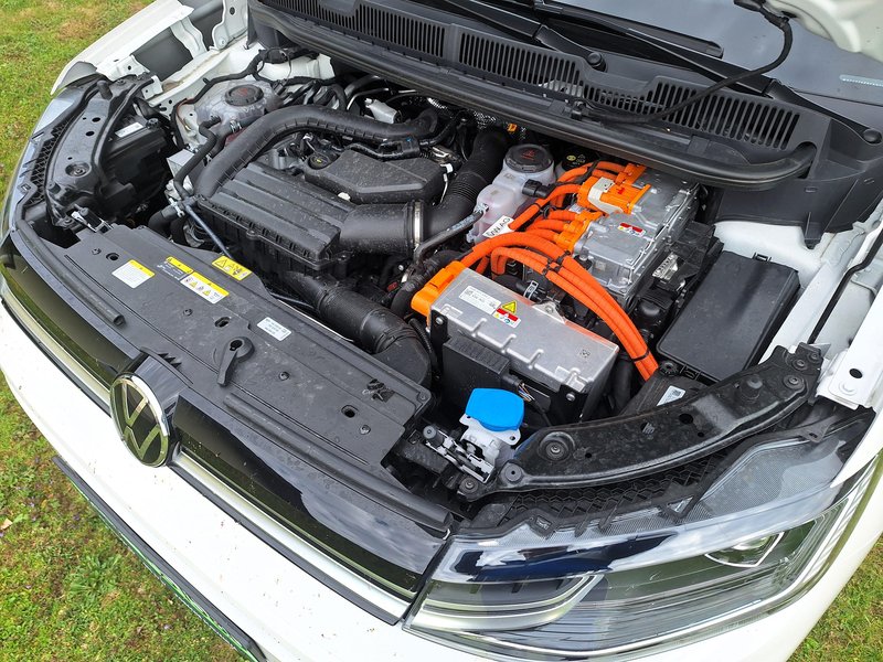 Test: Volkswagen Caddy Life 1.6 DSG eHybrid - Multipraktik z dvojnim srcem
