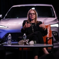 Zaposleni garajo, direktorji se kopajo v denarju: direktorica tega avto giganta zaslužila kar 27,5 milijona evrov!