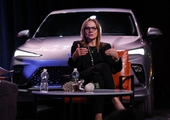 Zaposleni garajo, direktorji se kopajo v denarju: direktorica tega avto giganta zaslužila kar 27,5 milijona evrov!