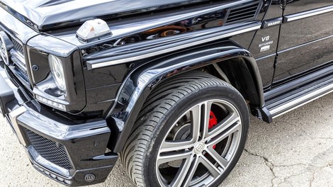 mercedes rusija sankt peterburg solzivec napad policija incident