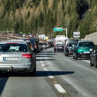 S 1. majem prihajajo nove zaostritve: ta cestni predel postaja pravo bojišče, vmešalo se je celo sodišče