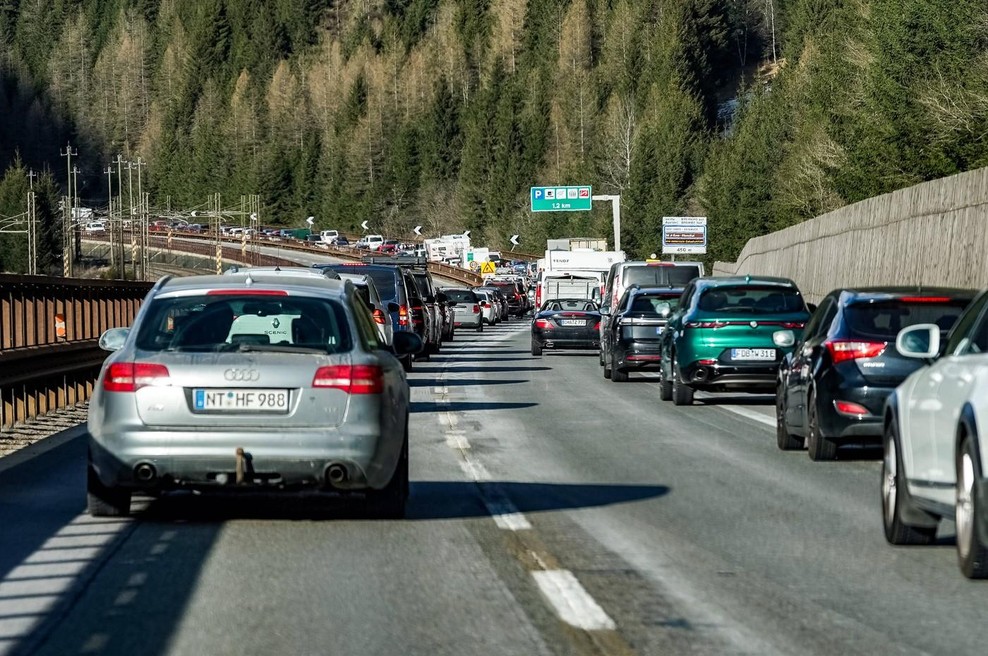 S 1. majem prihajajo nove zaostritve: ta cestni predel postaja pravo bojišče, vmešalo se je celo sodišče (foto: Profimedia)