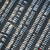 Kitajci na parkiriščih kopičijo leto, dve stara vozila: to so prava pokopališča avtomobilov, za katerimi se skriva takšna resnica