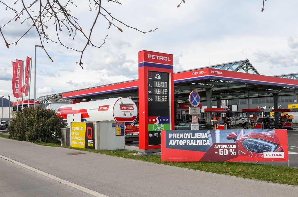 Če vaš avto tarna, da je žejen, ga raje napojite danes kot jutri (država sporočila nove cene goriv) (foto: Marko Vavpotič / BOBO)