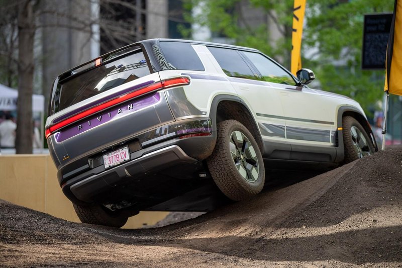 RJ Scaringe rivian zda amerika posel gospodarstvo zasluzek placa