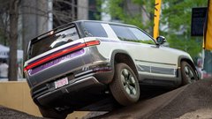 RJ Scaringe rivian zda amerika posel gospodarstvo zasluzek placa