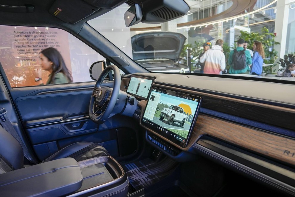 RJ Scaringe rivian zda amerika posel gospodarstvo zasluzek placa