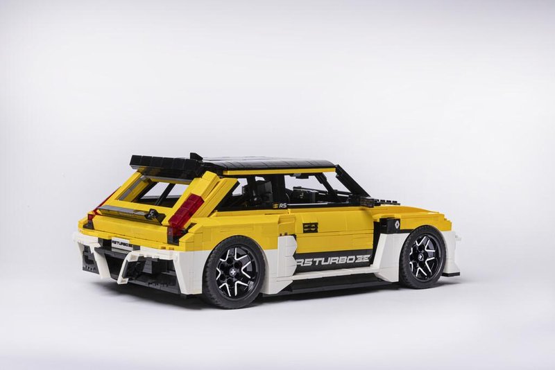 Takšen je oziroma bo Renault 5 Turbo 3E iz znamenitih kock
