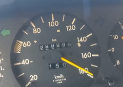 Na cesto prišel davnega leta 1984, še danes pa gre kot stroj: tale Mercedes pridelal milijon kilometrov! (VIDEO)